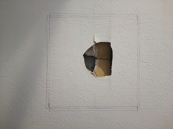 壁の穴の修理は 壁穴補修キット で自分で出来る Diyの方法を解説 壁紙あり Amedia Online
