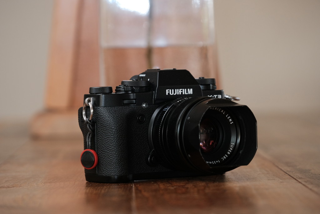 香港発のブランド「KAZA」のX-T3用ハーフレザーケースは上質な