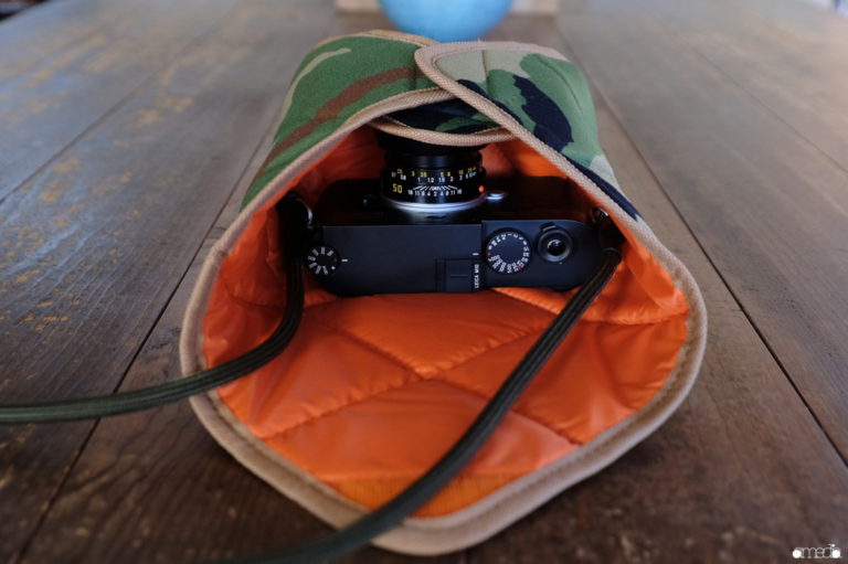 カメラを包んで保護する「カメララップ」が小型バックのカメラ収納に