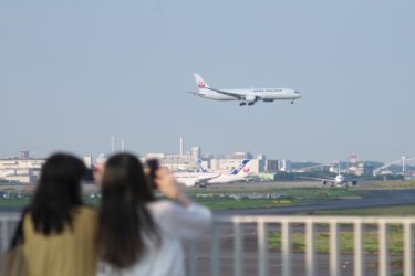 羽田イノベーションシティの足湯スカイデッキから飛行機撮影